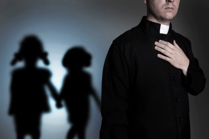Chat a sfondo sessuale con ragazzini: condannato un prete siciliano