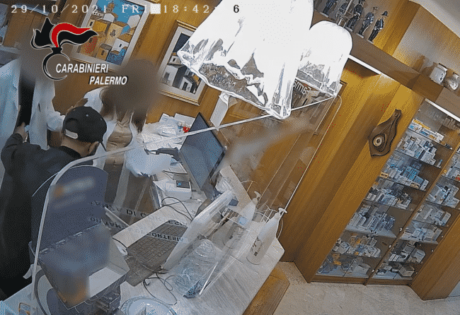 Rapinatori seriali mettono a segno 4 “colpi” in farmacie del centro: in carcere due soggetti – VIDEO