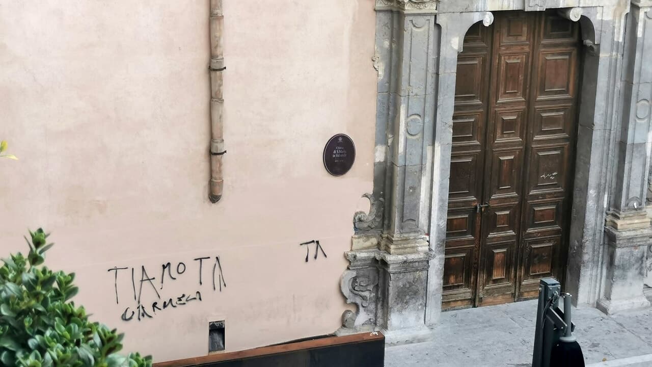 “Ti Amo Carmela”, anonimo imbratta muro della chiesa appena ristrutturata per dichiarare il suo amore