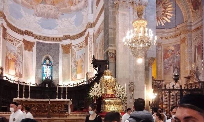 Esposizione straordinaria del busto di Sant’Agata: l’omaggio dei fedeli – FOTO E VIDEO