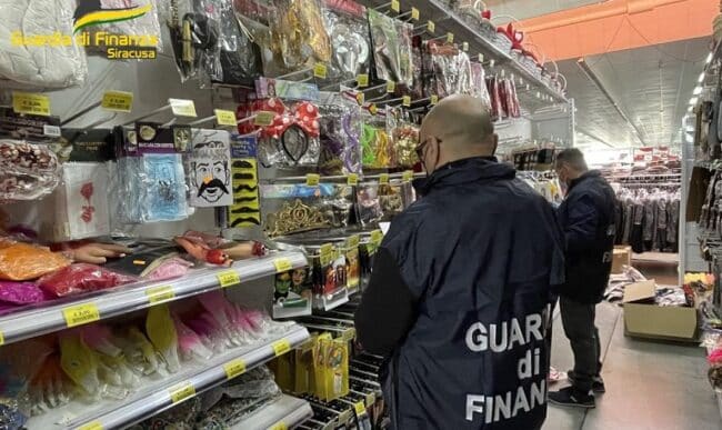 Siracusa, le Fiamme Gialle sequestrano oltre 10mila articoli: pericolo per la salute dei bambini