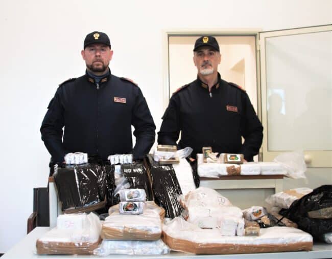 Controlli al porto, sequestrati 70 chilogrammi di hashish: arrestato 32enne incensurato