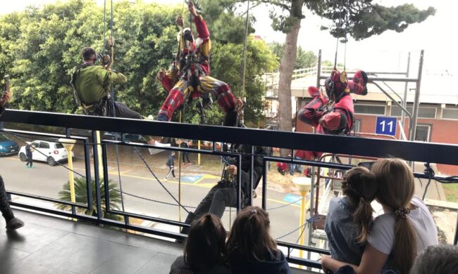 Policlinico, i supereroi Marvel fanno visita ai bambini ricoverati: “Vogliamo che si sentano invincibili” – FOTO