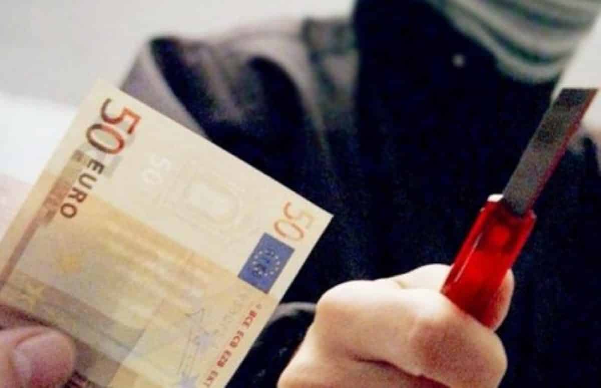 Rapina in banca, ladri rinchiudono clienti e dipendenti in una stanza: bottino da 110mila euro
