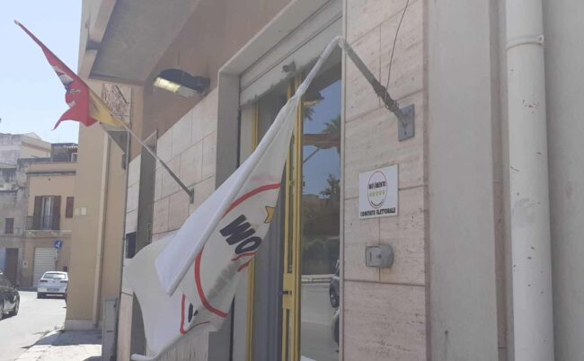 Atto vandalico al comitato elettorale di Maurizio Oddo: “Non mi farò piegare, continuo a testa alta”