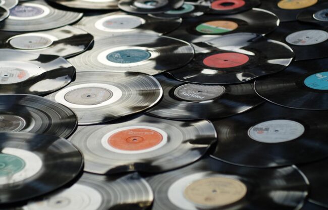Come si è evoluta la musica negli anni, dalle musicassette a Spotify: i vinili tornano di moda