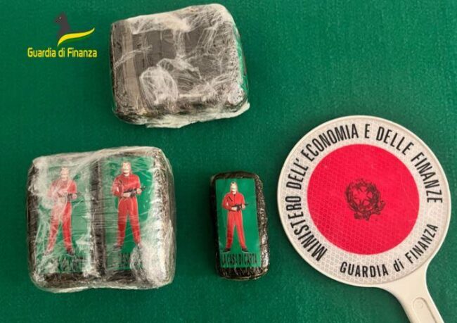 Non solo sigarette da Palermo a Napoli: trovato anche oltre un chilo e mezzo di hashish