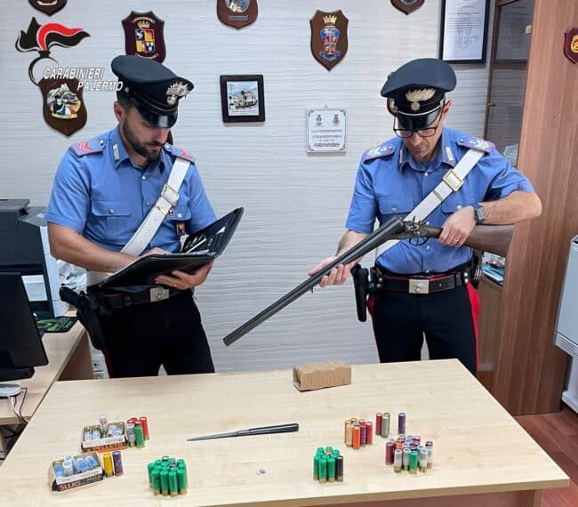 Gli trovano un fucile con matricola abrasa e decine di munizioni pesanti in casa: arrestato 37enne