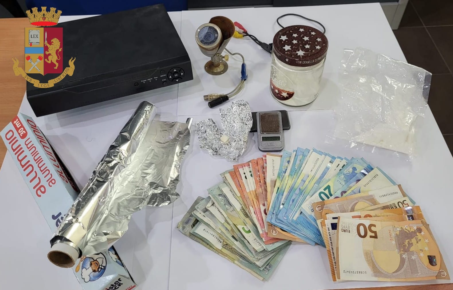 Il blitz in casa, “mi avete beccato”: droga per tutti i gusti e soldi, arrestato 25enne