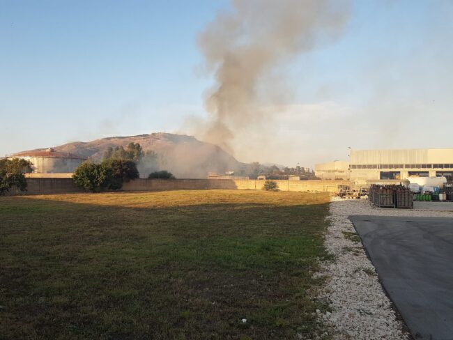Incendio alla zona industriale, bruciano casse in plastica: nuvole nere di fumo visibili anche a grande distanza