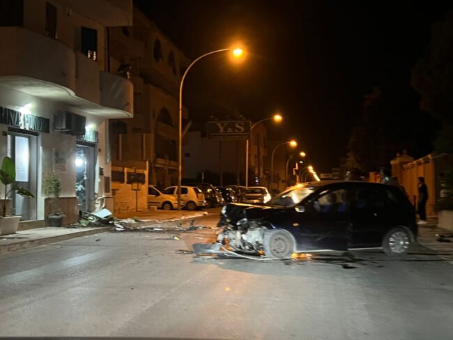 Sbanda con l’auto e sfonda vetrina di un negozio di onoranze funebri: conducente miracolato