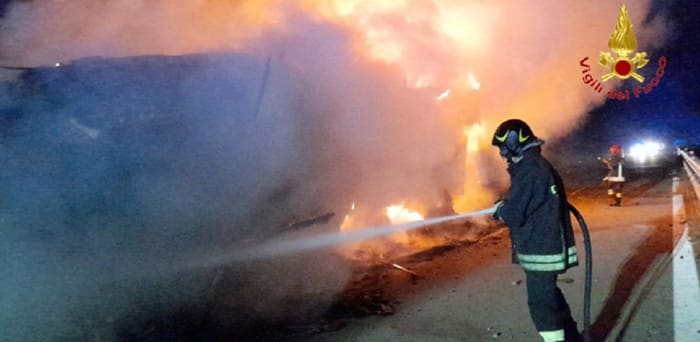 Tir va in fiamme in autostrada: paura sulla Palermo-Catania
