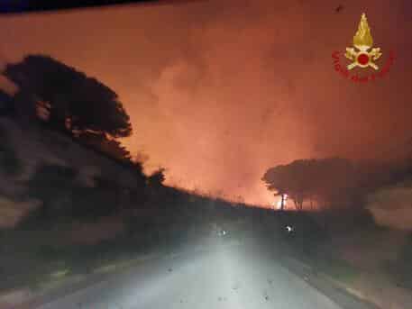Palermo e provincia bruciano da 72 ore senza tregua: paura per le abitazioni