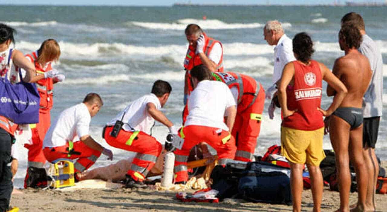 Tragedia in spiaggia, turista colto da malore muore sotto gli occhi dei bagnanti: vani i soccorsi