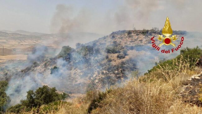 Vasto incendio nel comune di Grammichele, evacuate alcune abitazioni