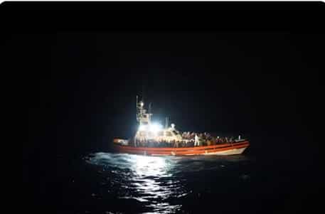 Maxi sbarco nella notte, arrivati altri 238 migranti a Lampedusa: peschereccio sequestrato