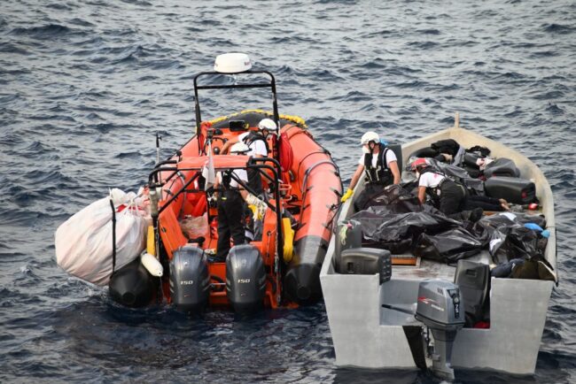 Mercantile soccorre barchino con 39 migranti a bordo: in mattinata lo sbarco a Pozzallo