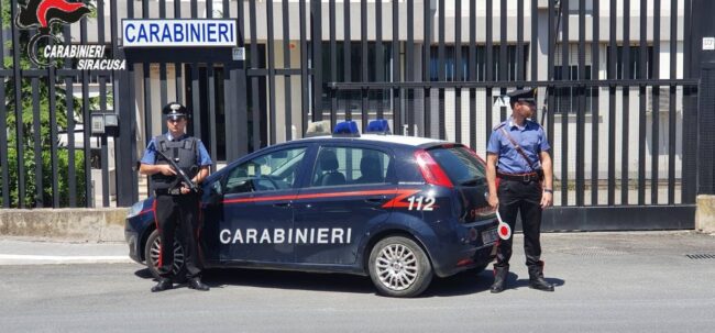 Ladro si ferisce durante un furto in pieno centro urbano: soccorso e arrestato