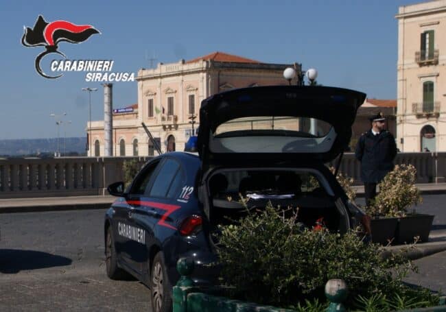 Paura tra la folla, sfodera coltello e semina il panico: arrestato 25enne