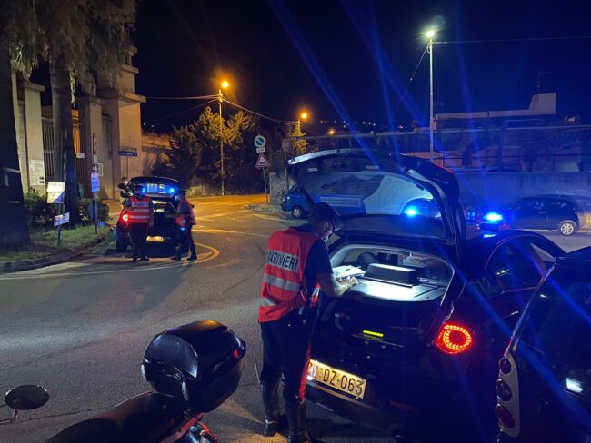 Controlli dei carabinieri nelle Isole Eolie, numerose le denunce e le multe