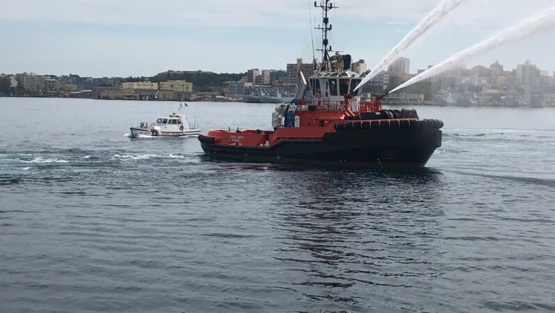 Incendio su una nave con ferito e sversamento in mare di idrocarburi: simulazione al porto di Augusta