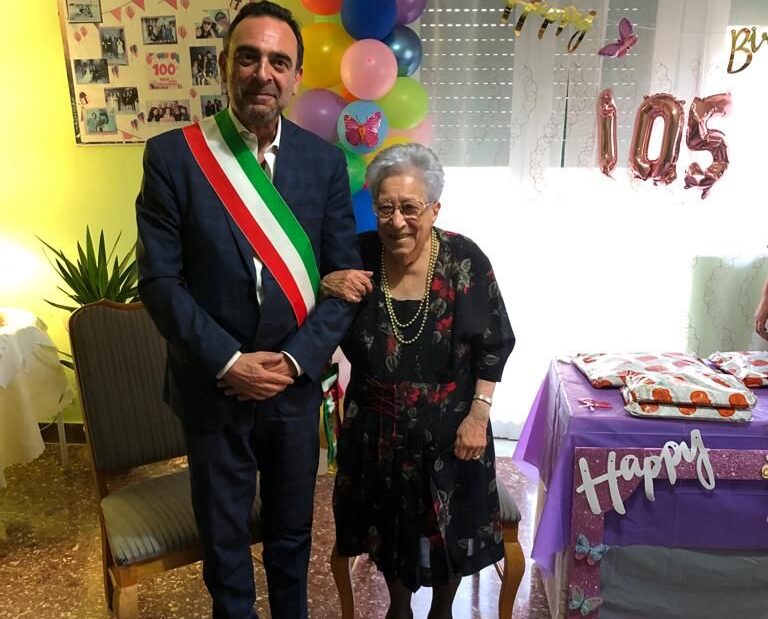 La nonnina di Caltagirone ha spento 105 candeline: la festa con i familiari e le congratulazioni del sindaco