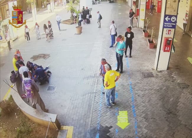 Malore alla Stazione, uomo salvato dalla Polizia: in codice rosso al Policlinico