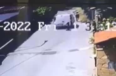 Napoli, furgone “killer” travolge 3 persone e ne uccide una – IL VIDEO SHOCK