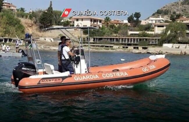 Surfista in difficoltà in balìa del mare non riesce a raggiungere la riva: salvato in extremis