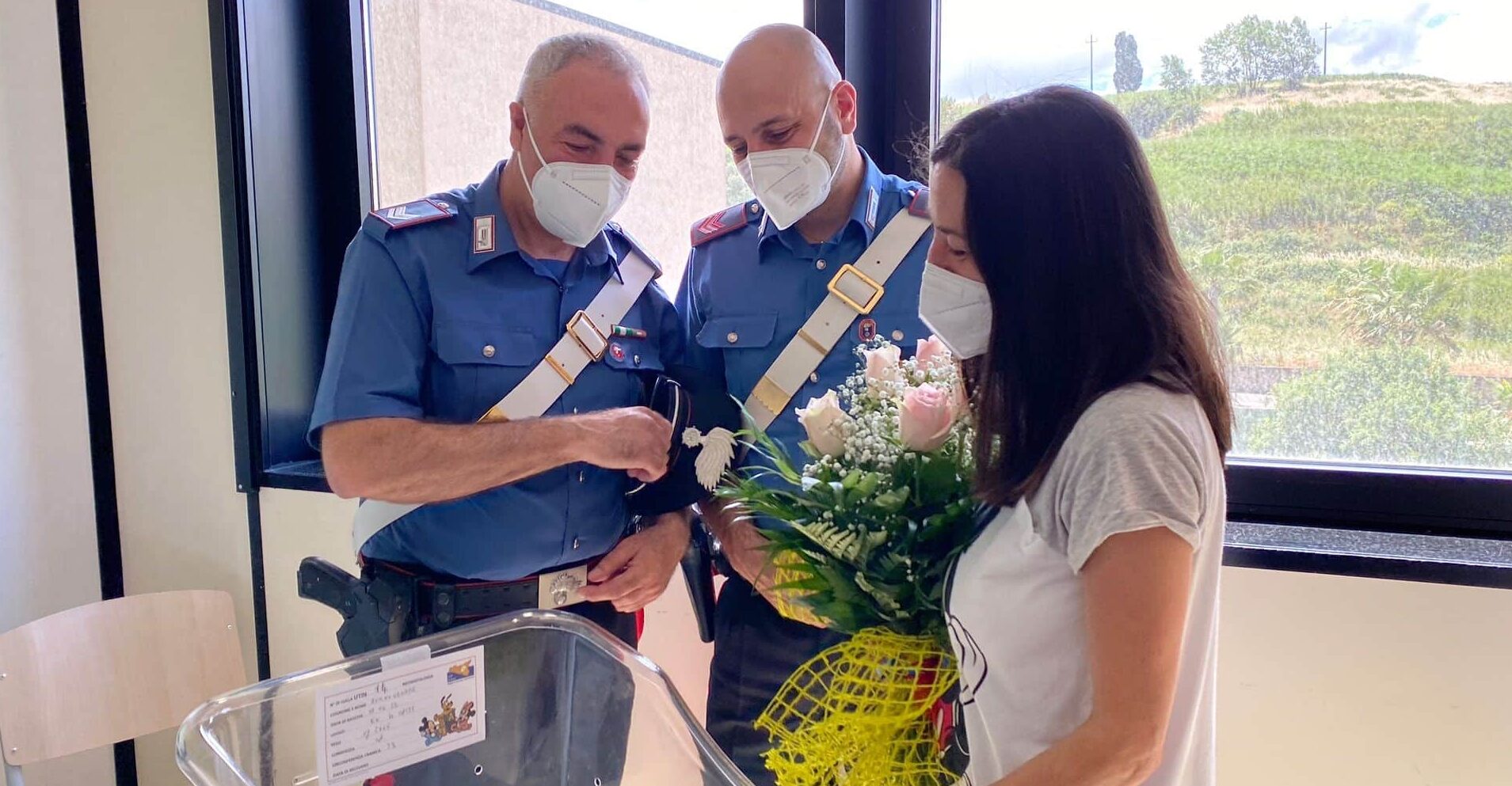Donna partorisce in auto davanti ad una caserma: fondamentale l’aiuto dei carabinieri