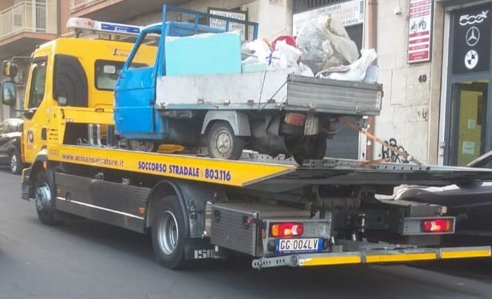 Sversa rifiuti in strada: nei guai un catanese alla guida di una moto ape senza patente e assicurazione