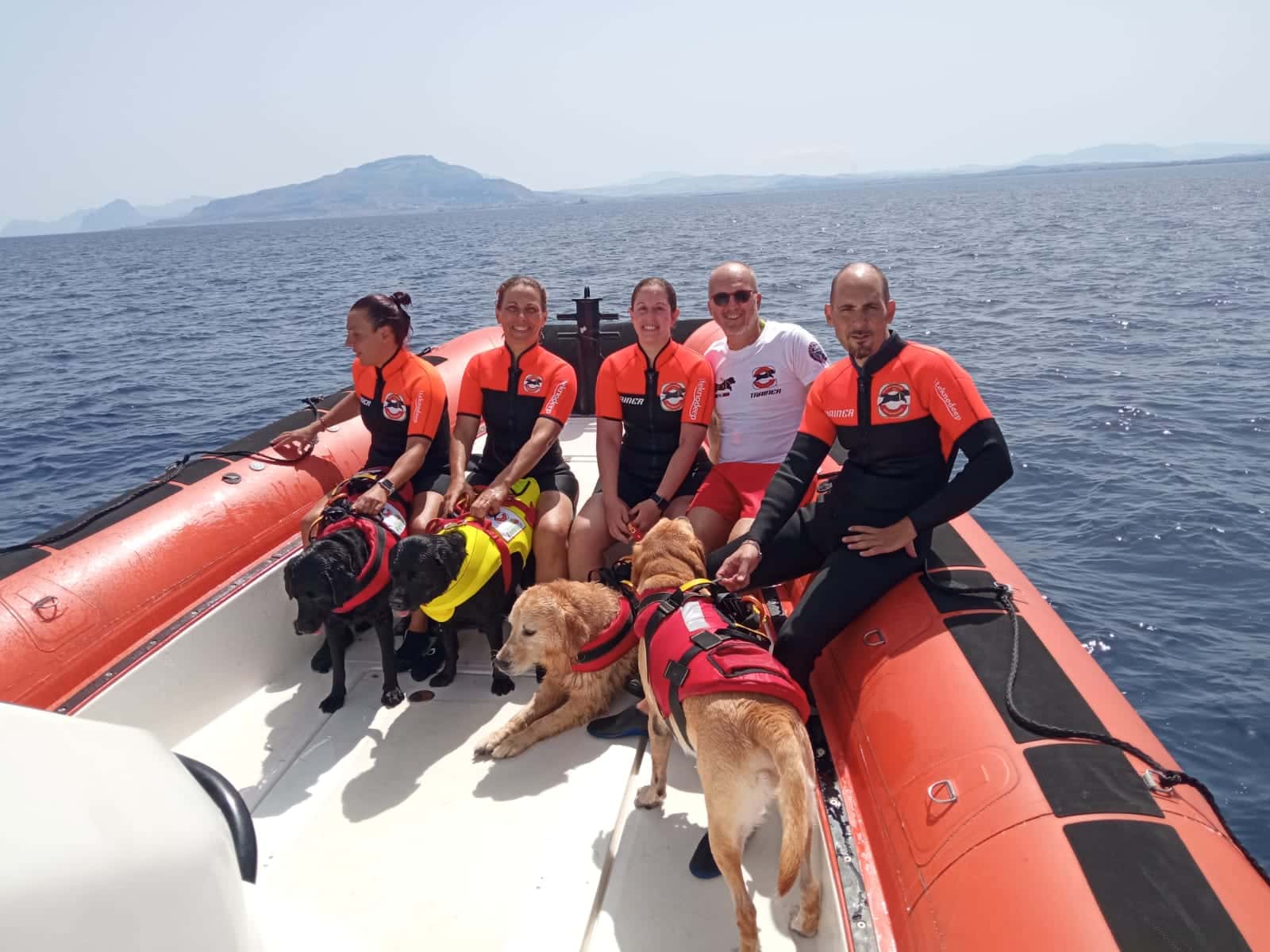 Esercitazione in mare della Guardia Costiera con i cani di salvataggio: le FOTO