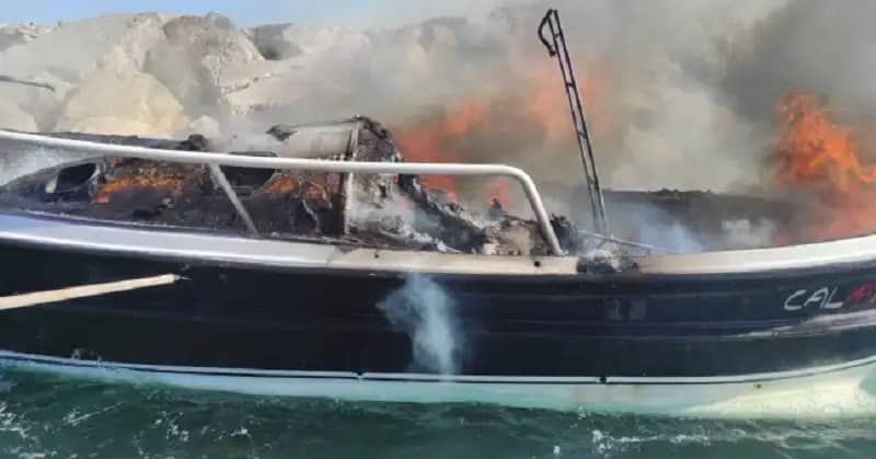 Paura al porto, barca con a bordo 10 turisti prende fuoco: stava rientrando da un’escursione