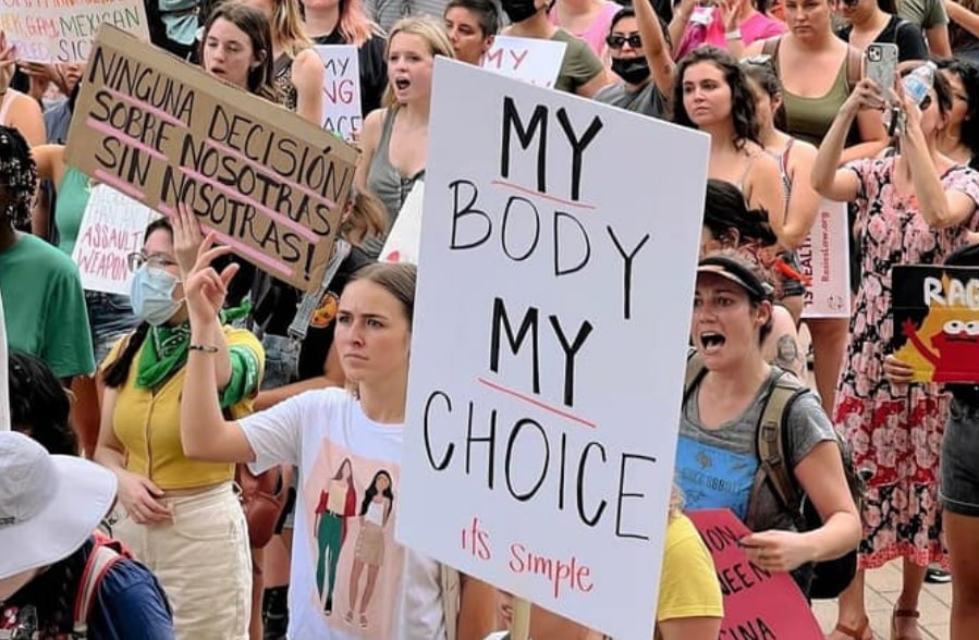 Stati Uniti, la Corte Suprema abolisce il diritto all’aborto: addio a 50 anni di storia