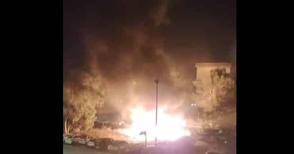 Notte di fuoco a Catania tra incendi e macchine che “esplodono come petardi”: cittadini preoccupati