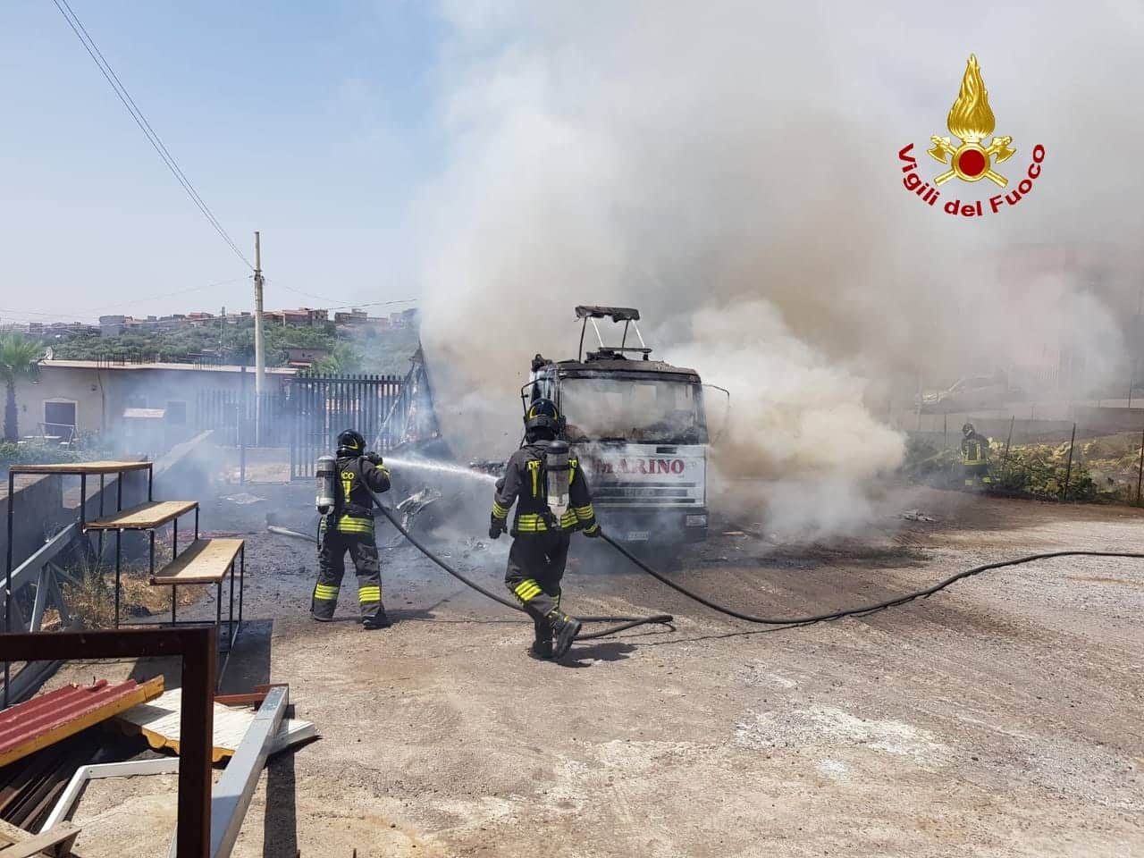 Paura in una ditta di trasporti del Catanese, vigili del fuoco intervengono per incendio di un camion