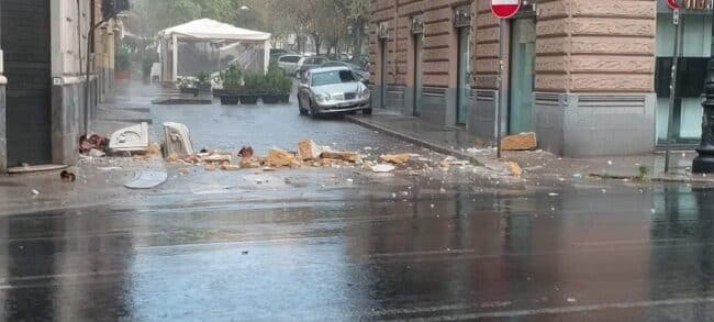 Forte maltempo su Palermo, due balconi crollano in via Roma – Le FOTO