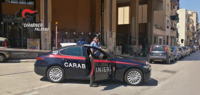Automobilisti si rifiutano di pagare corrispettivo a parcheggiatori abusivi: indagati padre e figlio