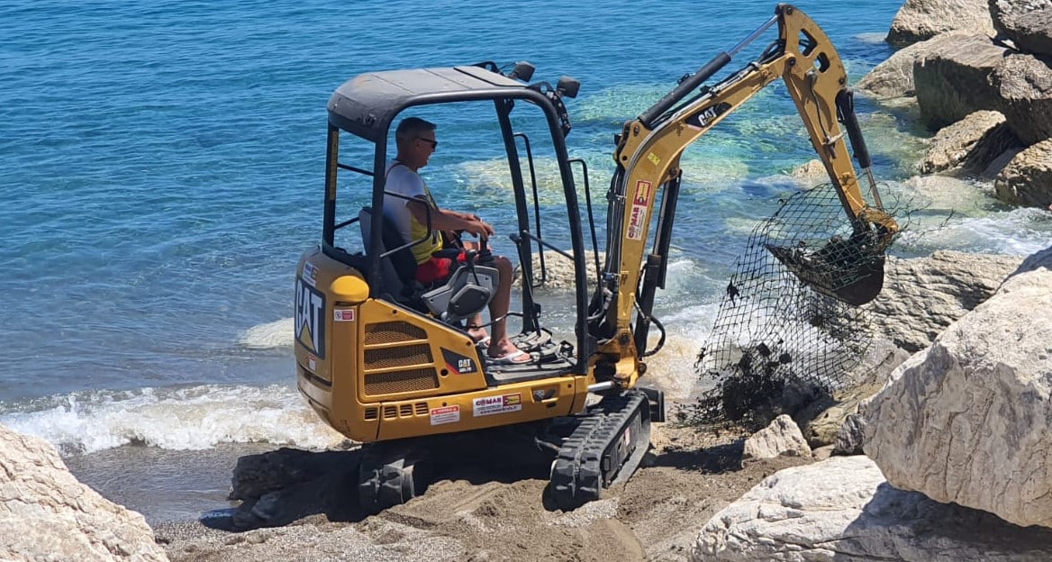 Rete metallica semi sommersa a Gioiosa Marea: via alle operazioni di rimozione dopo segnalazione di un bagnante