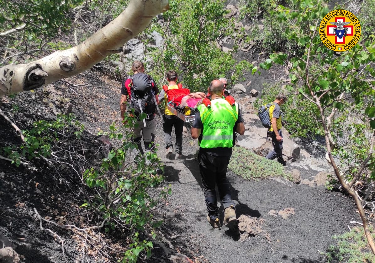 Etna, escursionista cade e si infortuna a una gamba: recuperata e trasferita in ospedale