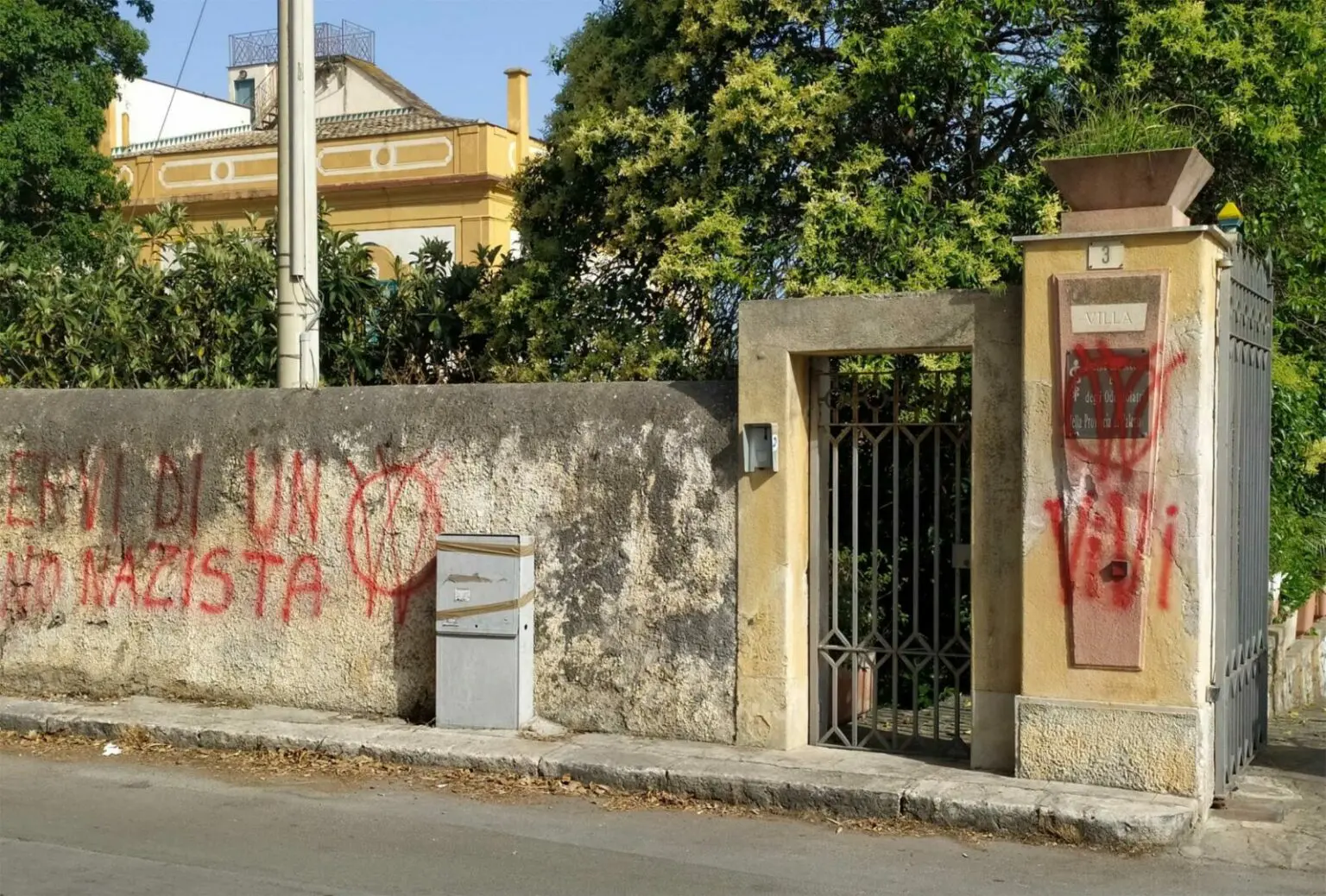 Raid all’esterno della sede dell’Ordine dei medici di Palermo: muri imbrattati con scritte no-vax