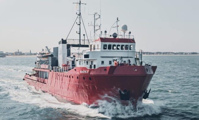Approdati 476 migranti a bordo della Sea Eye 4 al porto di Messina