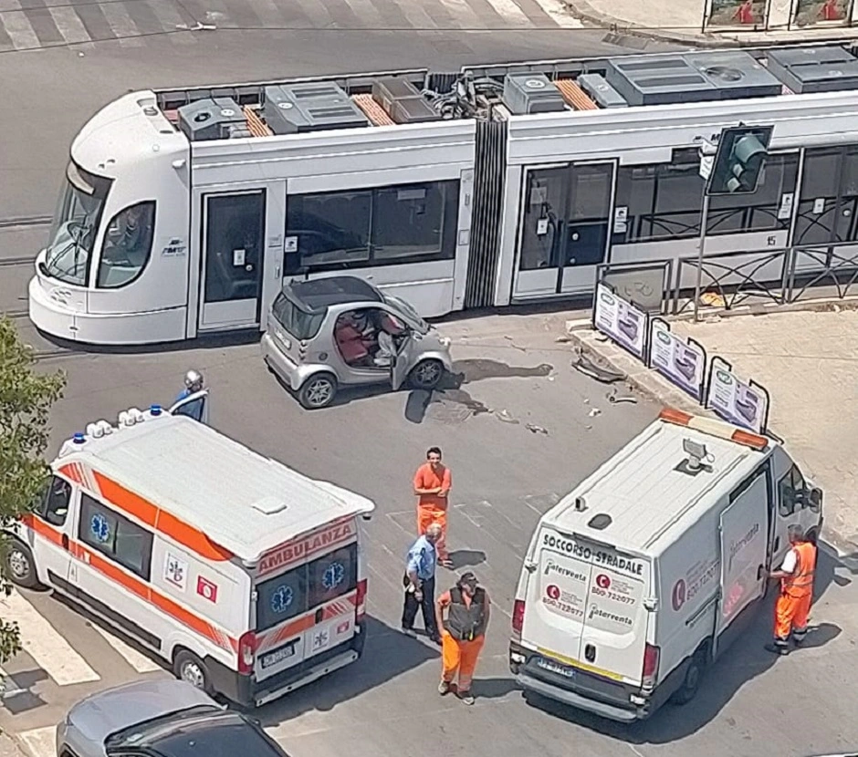 Smart si schianta violentemente contro tram: 2 giovani feriti in ospedale, auto accartocciata