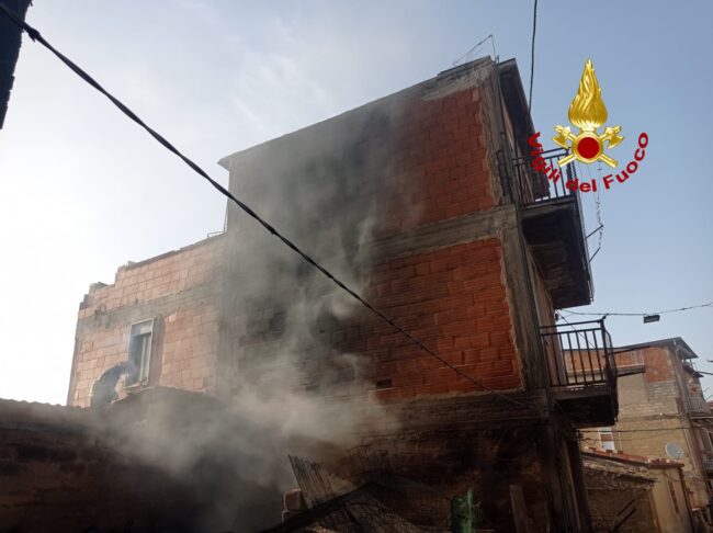 Incendio in tre abitazioni nel Catanese: intossicato un uomo per salvare i suoi cagnolini dalle fiamme