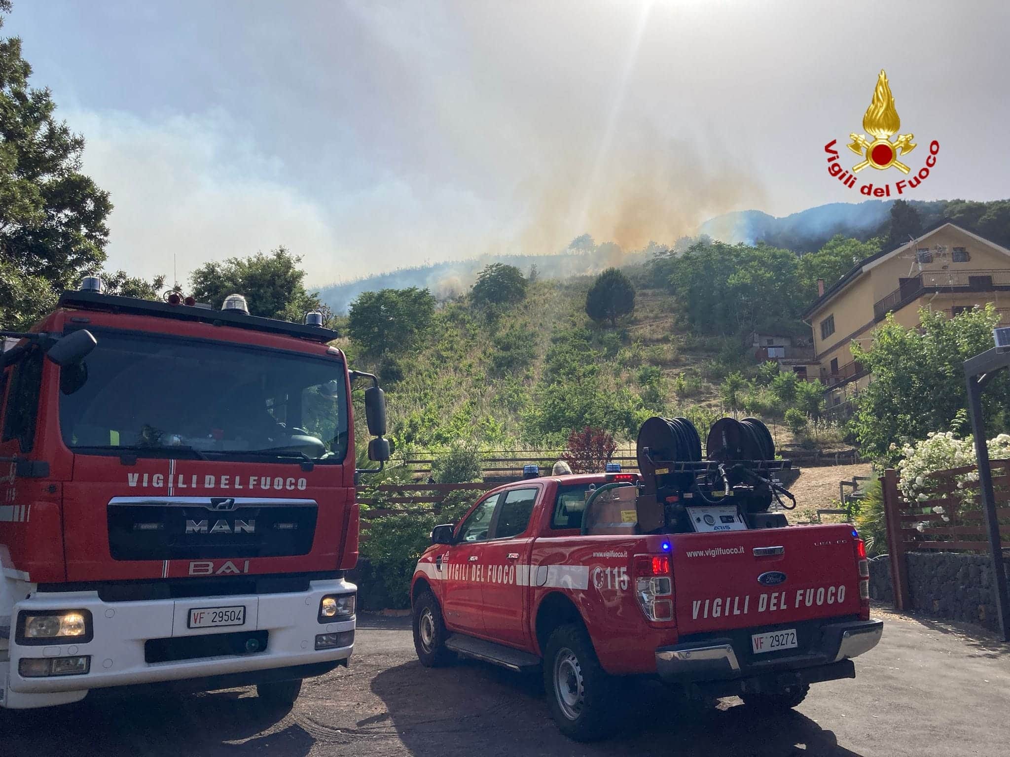 Incendi in diversi comuni del Catanese: canadair in volo su Nicolosi, fiamme a Paternò e Adrano