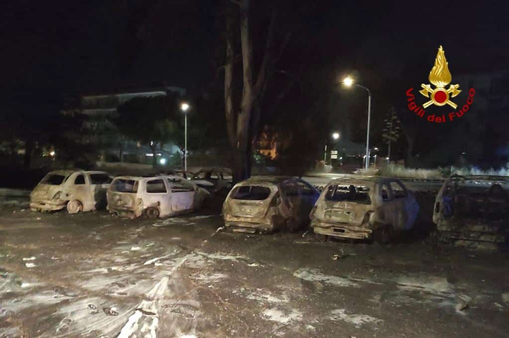 Notte di fuoco a Catania, rifiuti in fiamme: distrutte 14 auto – FOTO e VIDEO