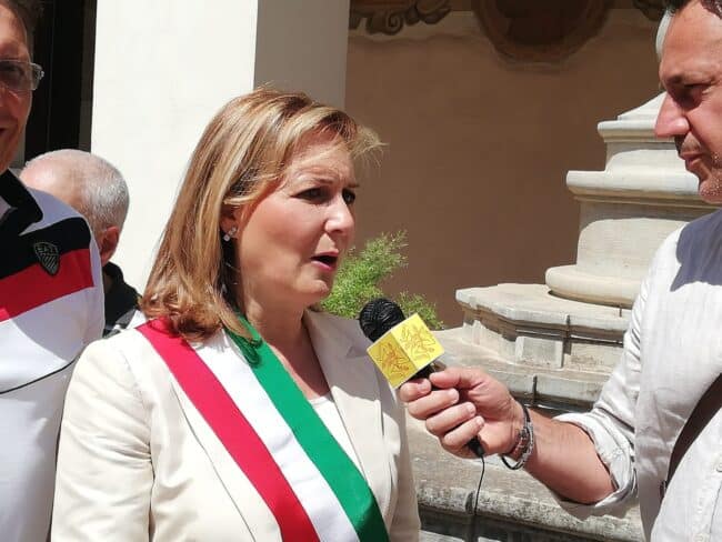 Tra gioia e commozione si insedia il sindaco di Aci Catena, la professoressa Margherita Ferro