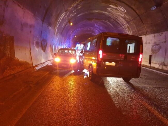 Contromano sulla Messina-Catania, si schianta contro due auto: patente revocata per 77enne