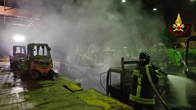 Incendio in un’azienda vivaistica del Catanese – VIDEO e FOTO dell’intervento dei vigili del fuoco