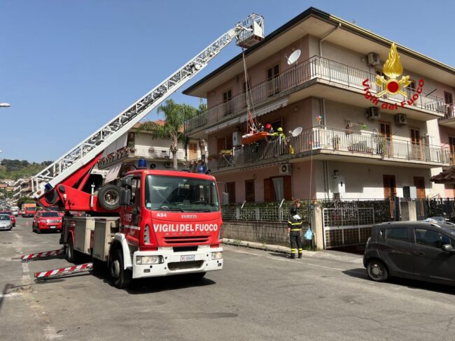 Persona sovrappeso si sente male: necessario l’intervento dei vigili del fuoco per uscire di casa – VIDEO